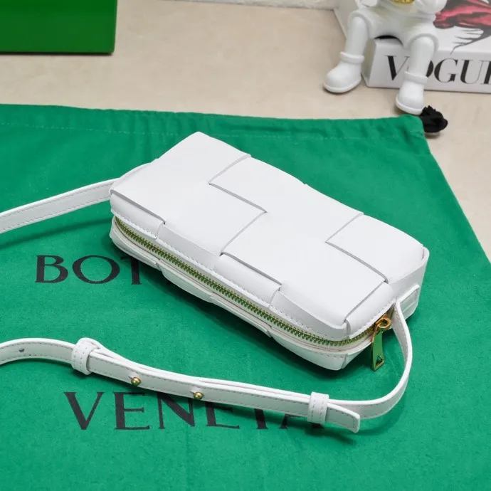 Batch 1120 Lazy and casual is the ultimate meaning of relaxation. Brick cassette has a unique quiet power, which is fashionable without losing aura🧩Classic weaving and neutral style can create a casual and high-end texture. The shoulder strap is adjustable and can be worn on one shoulder or under the armpit, and can be worn as a crossbody at will. Although it is a small size, it can actually hold a lot of belongings, and it is also very light~ This travertine green version of mine feels like it has given spring new vitality🍃 I will grab the versatile item first! Style number: 6816# Size: 18*9*3.5cm